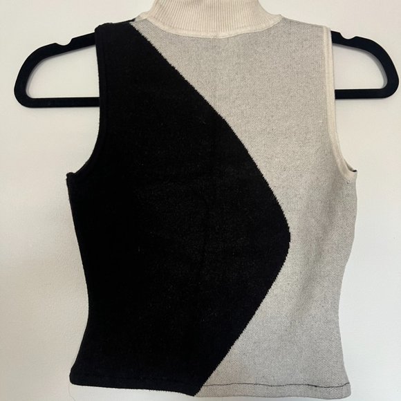 Yin Yang Crop Top - Picture 3 of 3